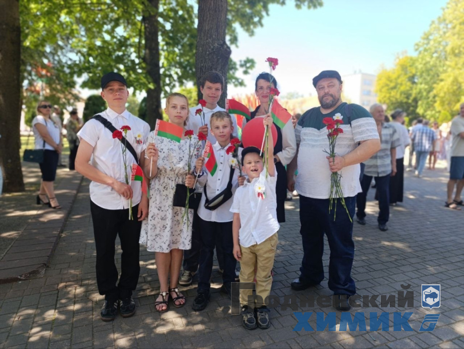 Семья Постник во время государственного праздника.jpg